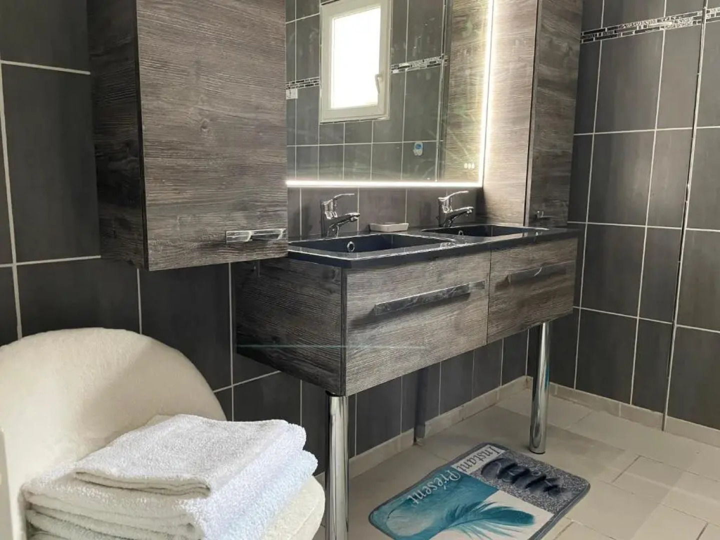 Maison entière 4 lits 8 pl avec jacuzzi proche du safari de Peaugres