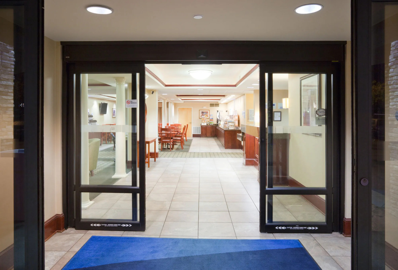 Holiday Inn Express & Suites - Interstate 380 at 33rd Avenue by IHG