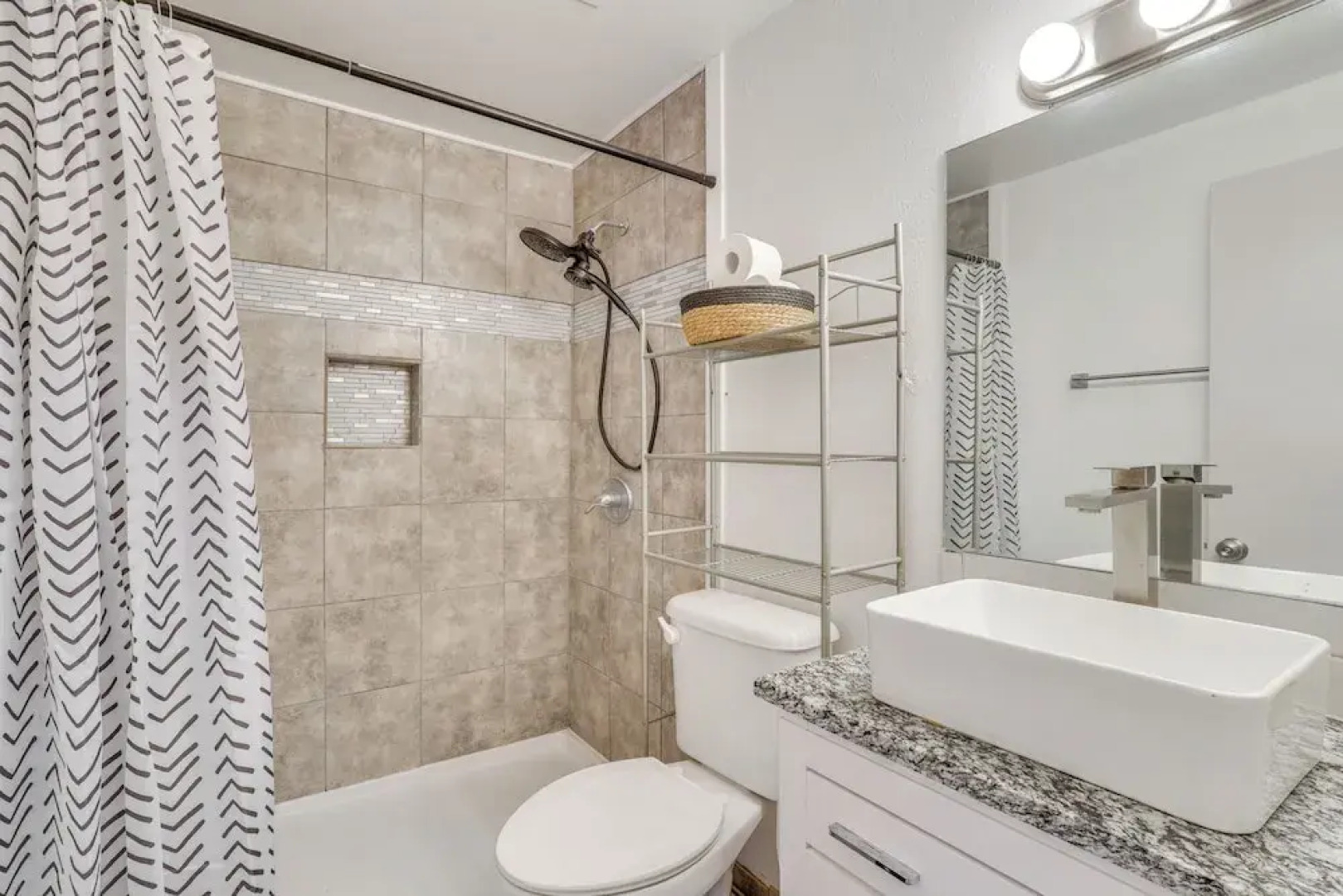 Chic Farmhouse, 3Mi to Lake-pet Friendly & Golfing