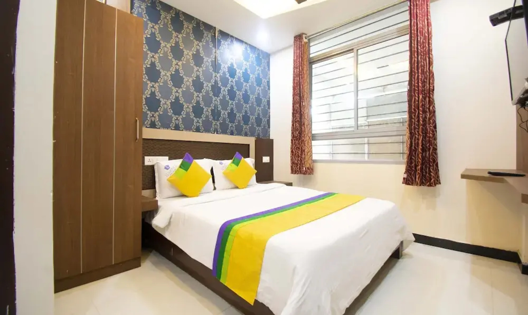 Treebo Trip Lumino Rainbow