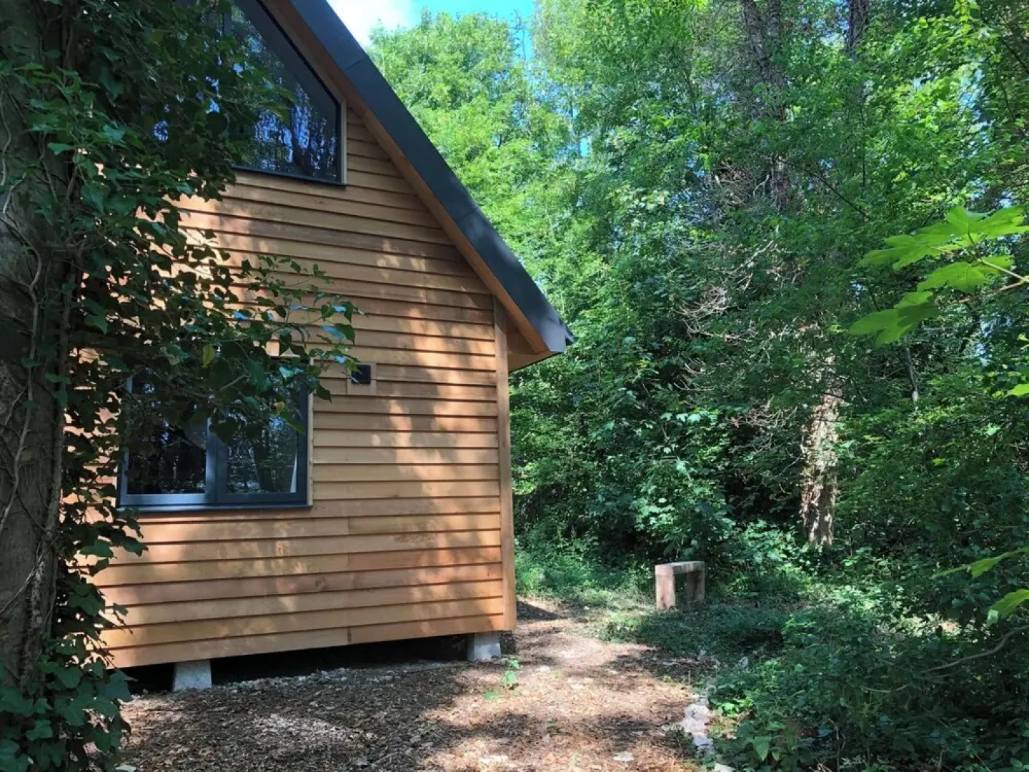 Woodland Cabin Retreat in Alfriston - hot tub