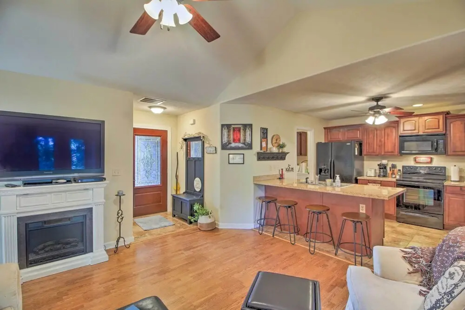 Pet-friendly Home w/ Yard: 9 Mi to Table Rock Lake