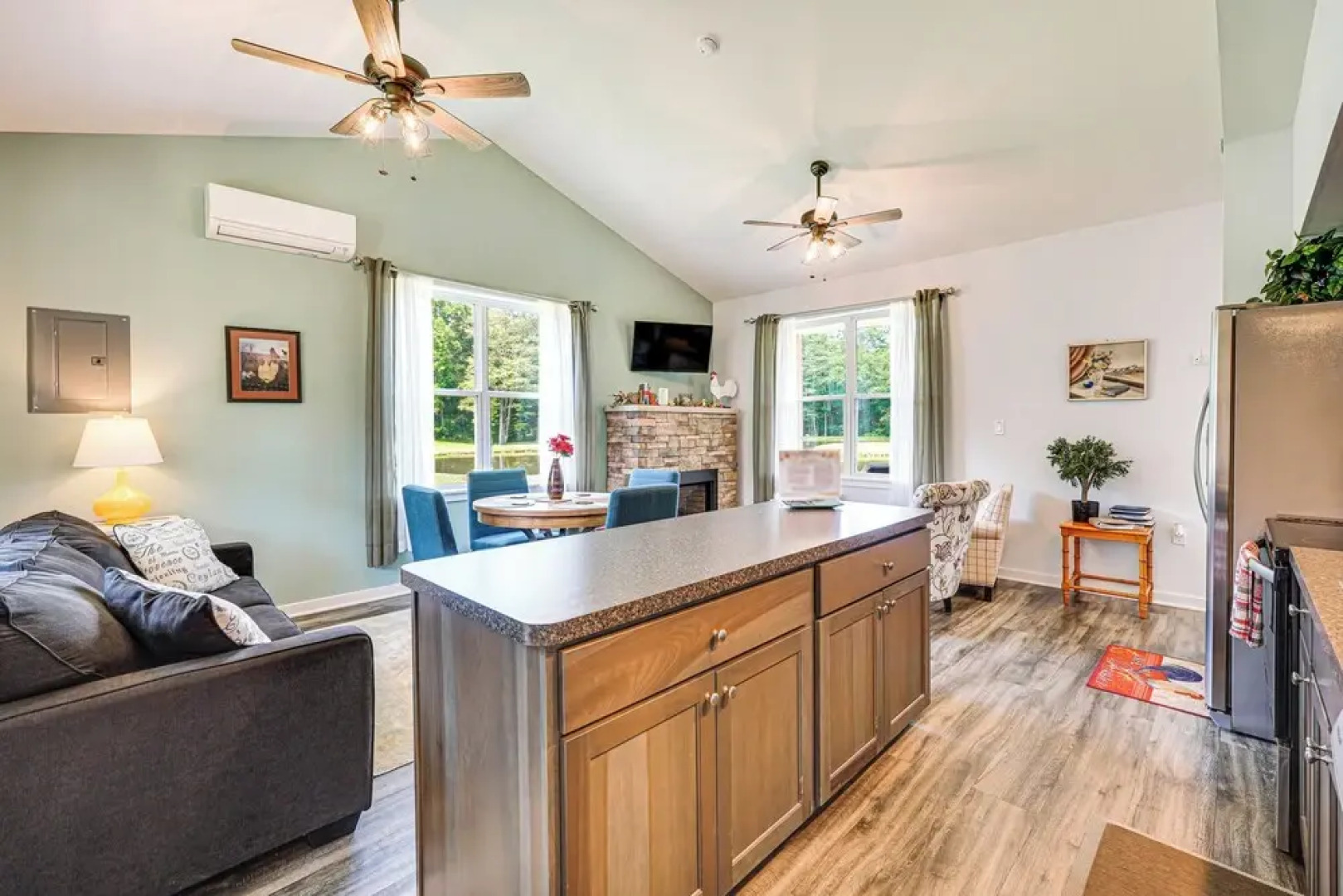 Close to Slopes: Lakeside Cottage in Pocono Mtns