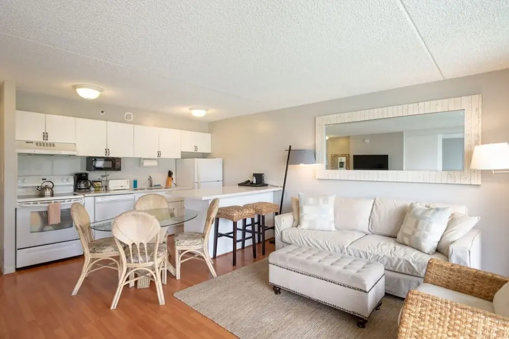 Waikiki Banyan - Pool Deck Level Tower 1 Suite 610