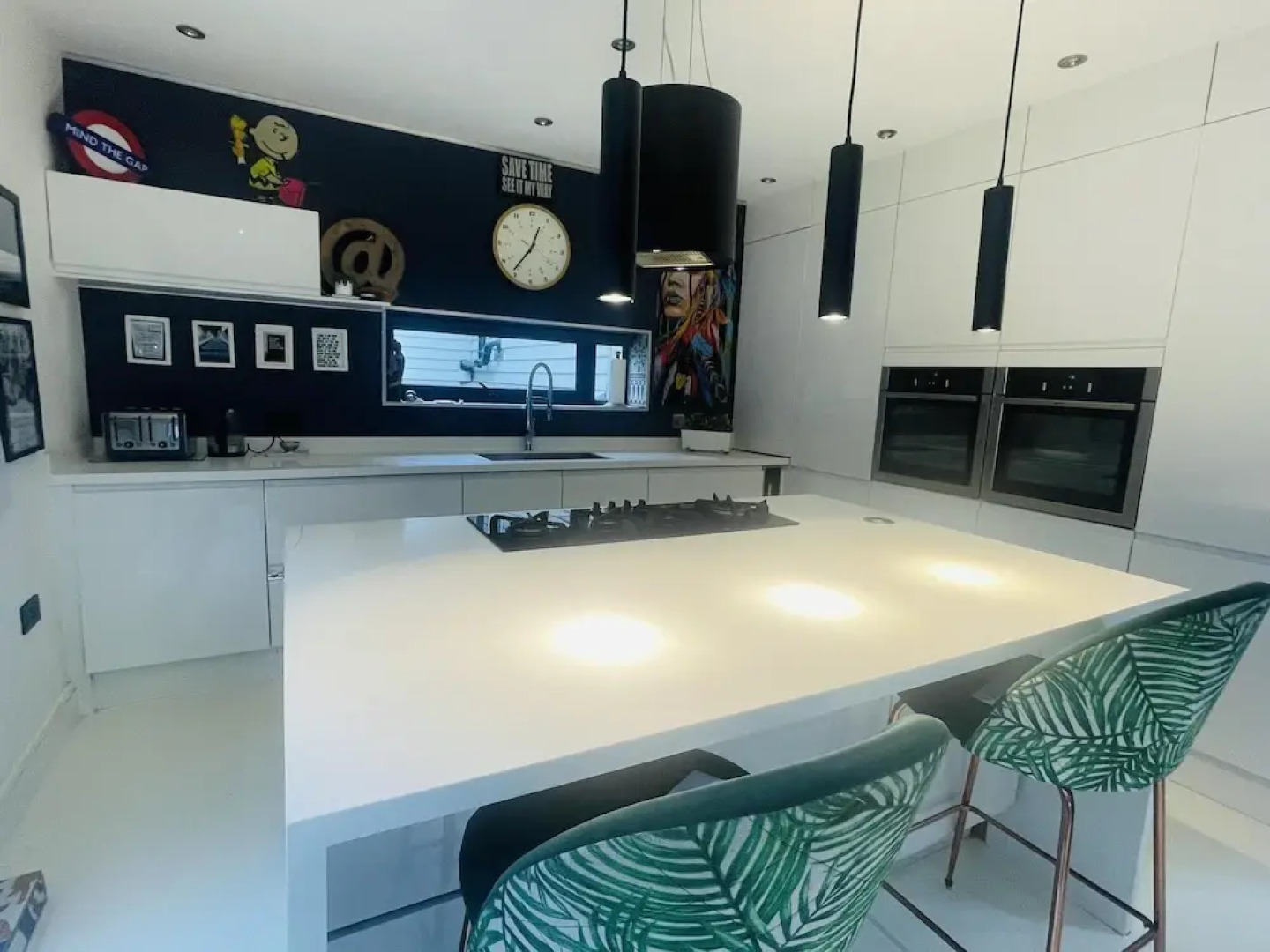 Artsy Retreat - Sleeps 8, Free Parking & Balcony