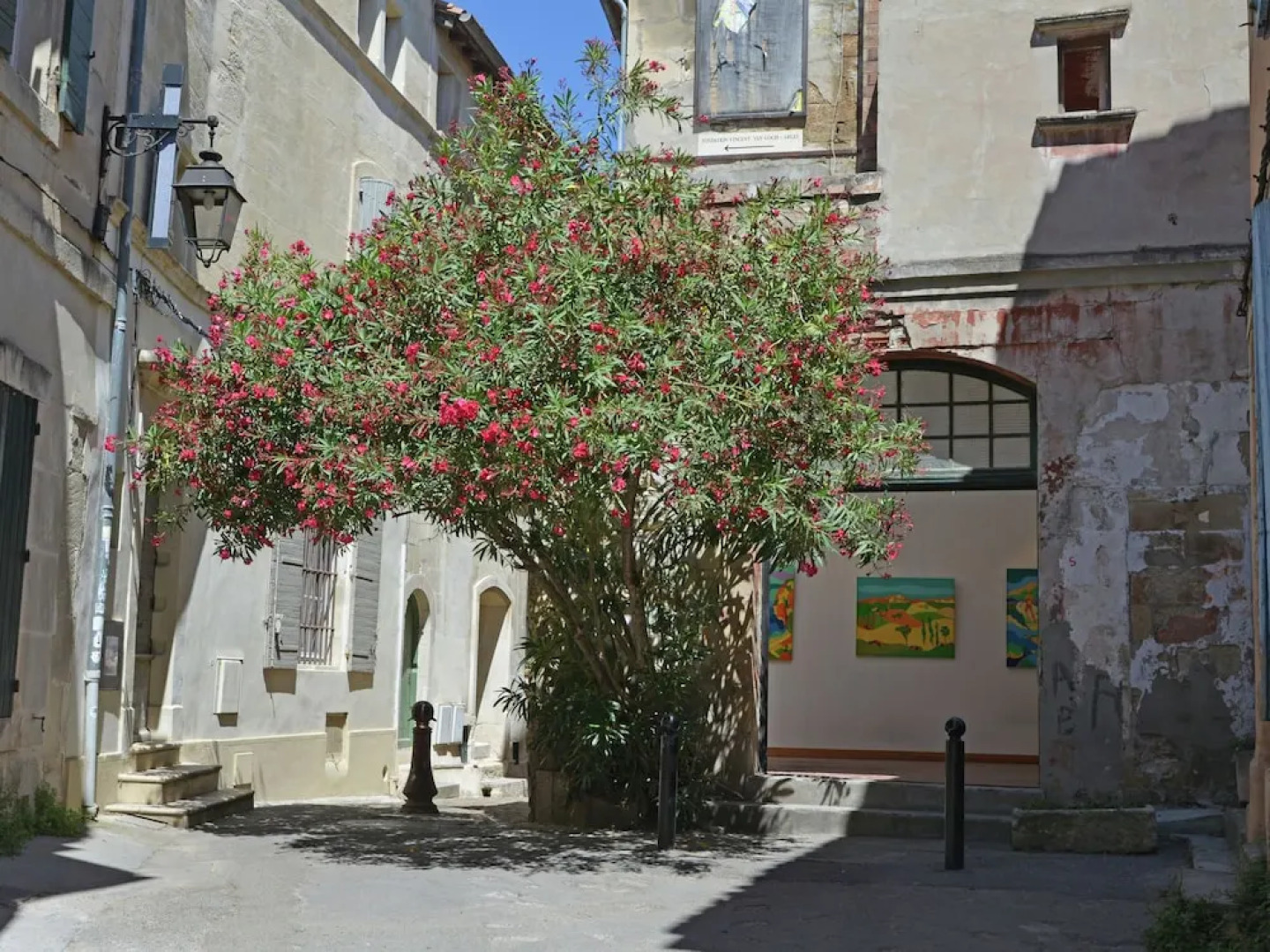 Lush Villa in Beaucaire With Swimming Pool