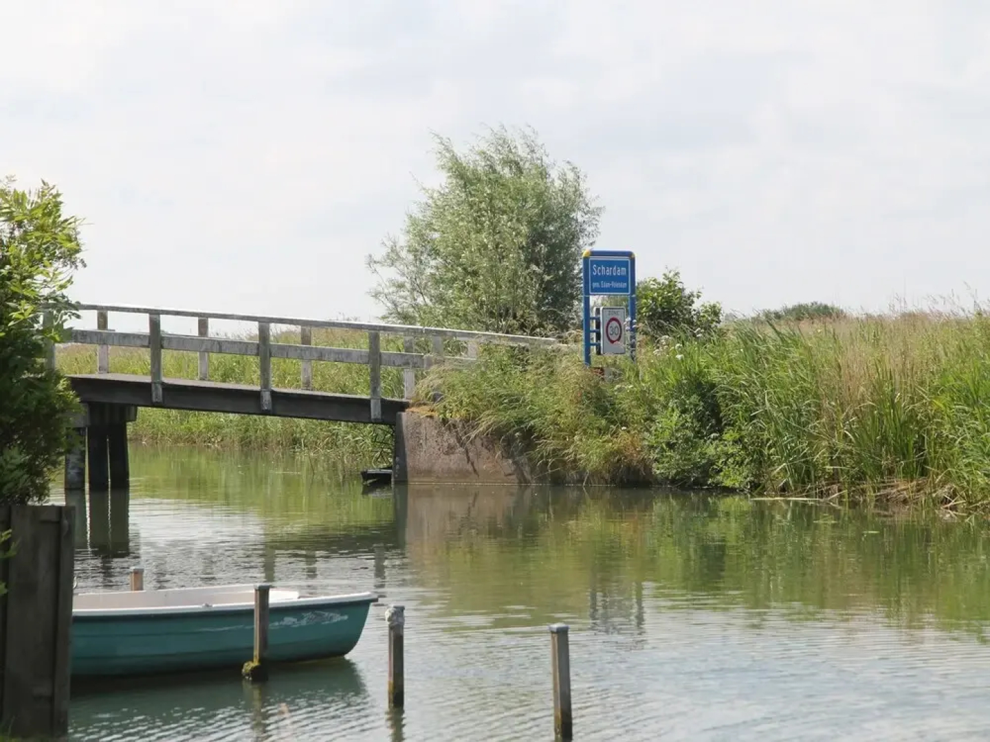 Romantic Holiday Home Directly on the Markermeer Lake with Waterfront Terrace