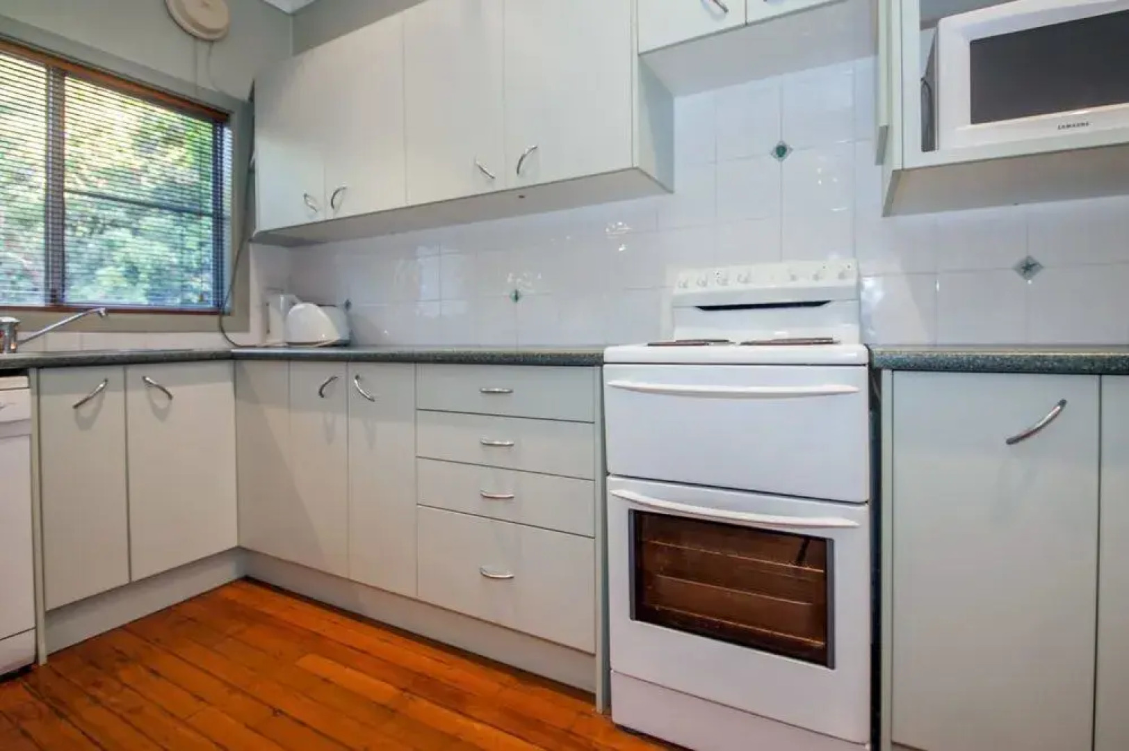 Christmas Bush Avenue No.11