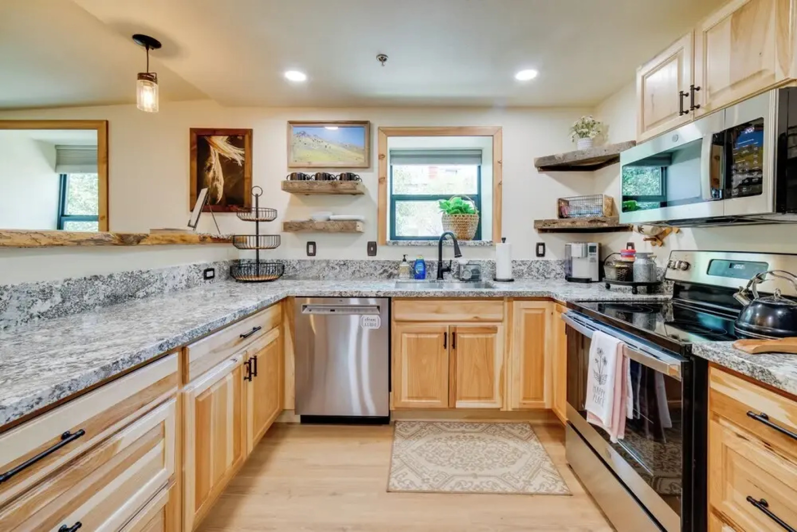 Steps to C Street & Saloons! Virginia City Getaway