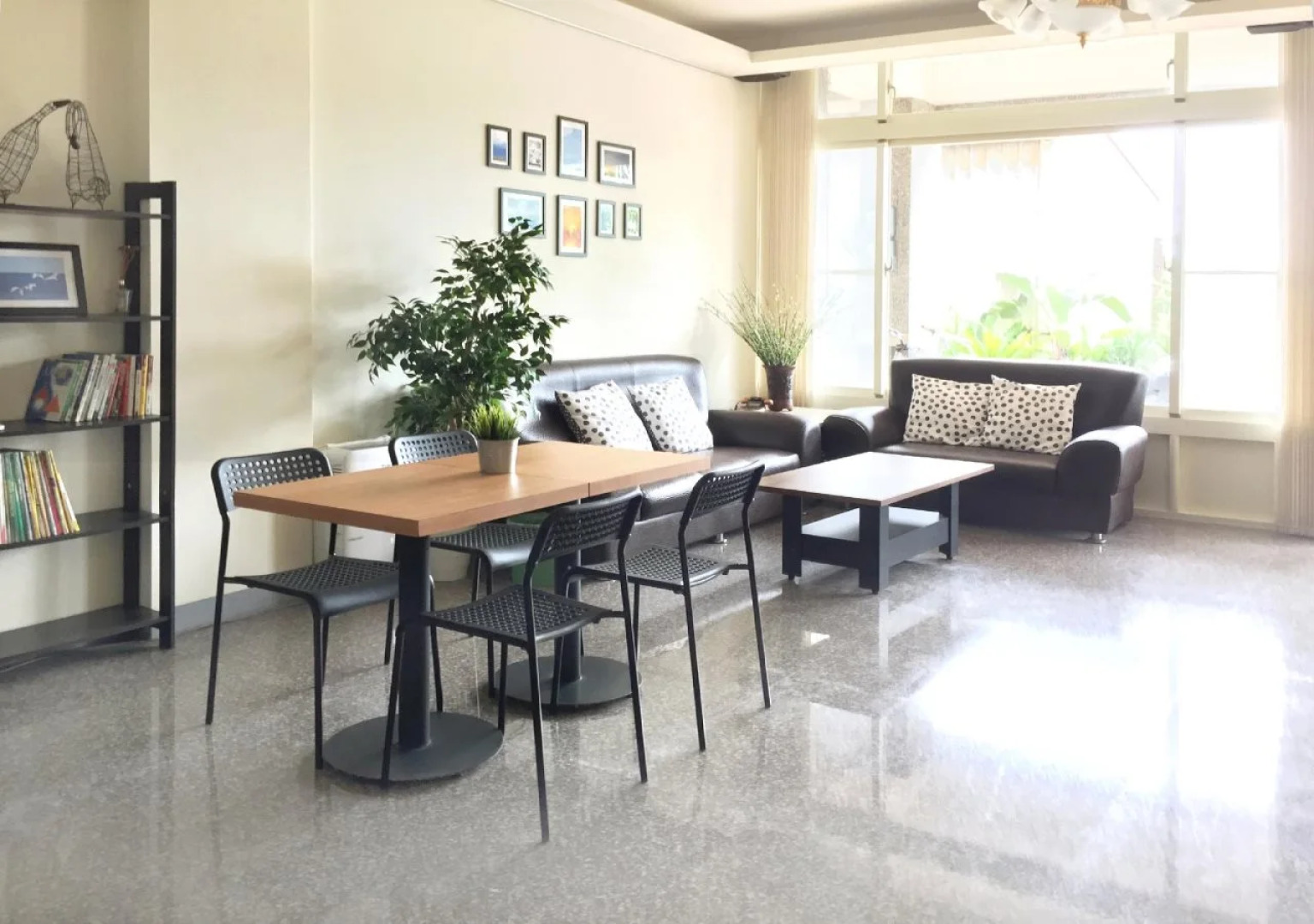 Migratory Birds Hotel