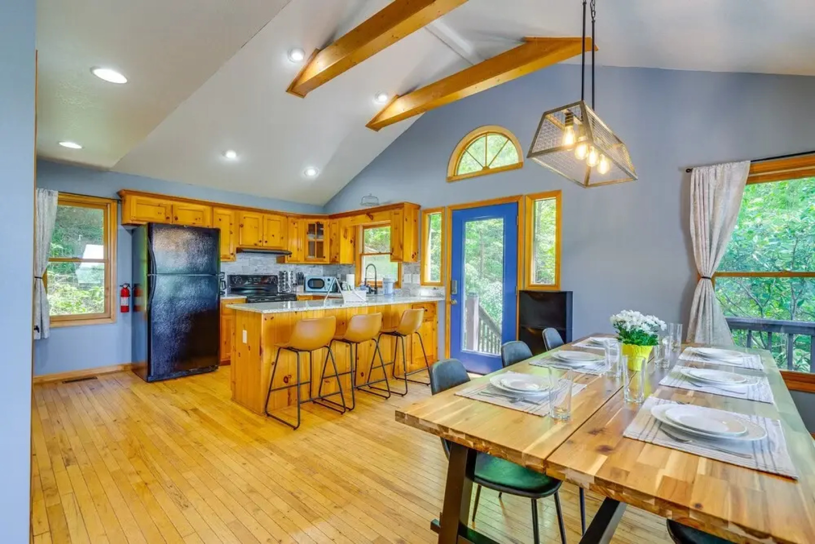 Cozy Murphy Cabin Retreat: Hot Tub & Mtn Views!