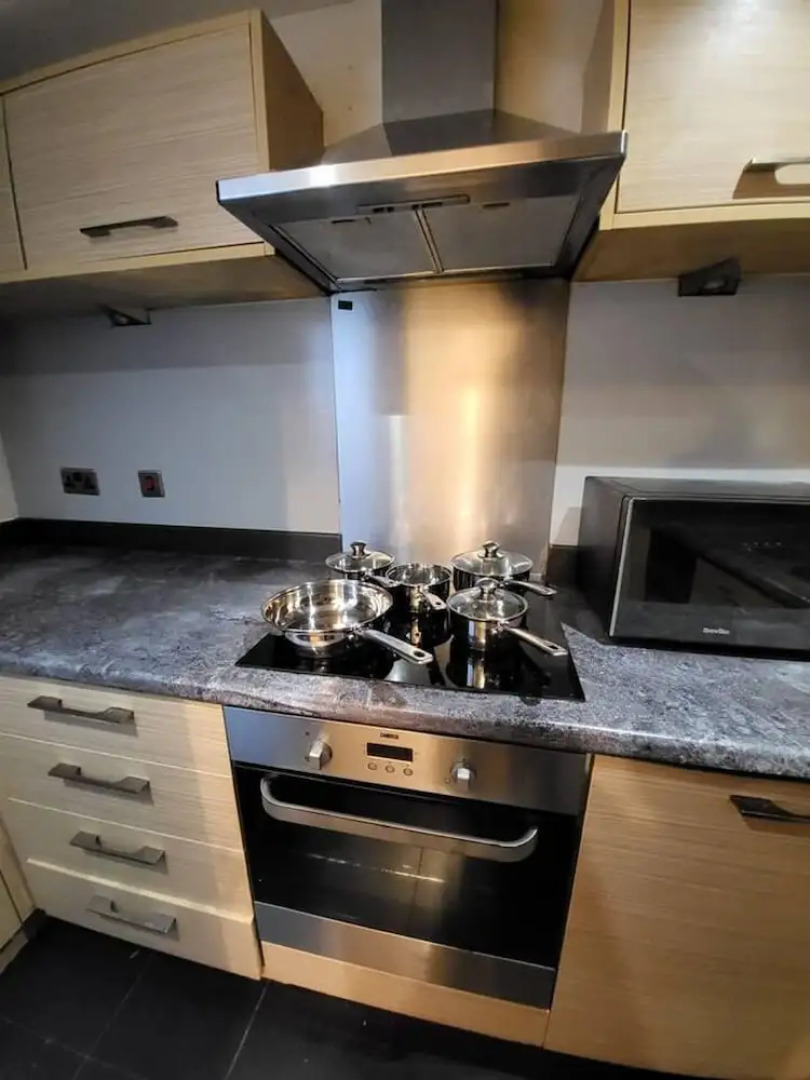 Lovely 4 Bedroom Home With Private Parking