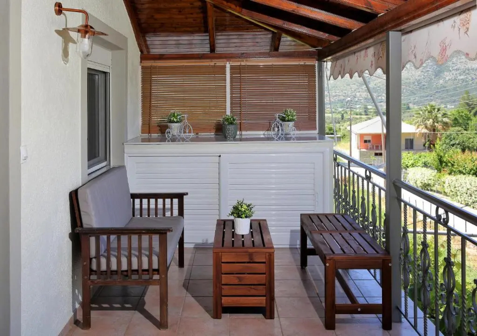 "Elegant & Quiet House"