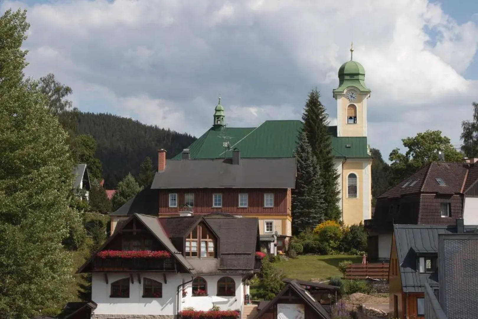 Enjoy Harrachov - Atraktivní klidný klimatizovaný apartmán 20 v centru Harrachova, parkováním s wallboxem EV, Wifi, herní konzolí, Ipad, Netflix, výhledem do zahrady a na romantický kostelík