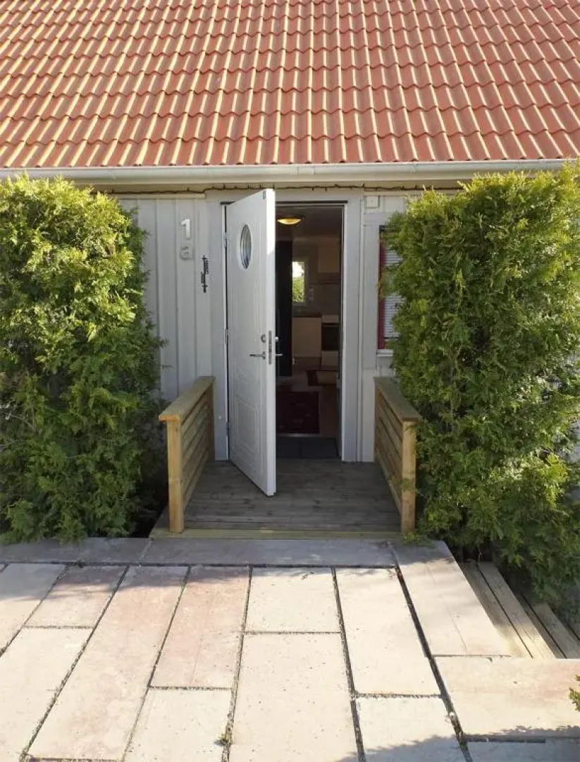 Stuga med havsutsikt och 50m till strand