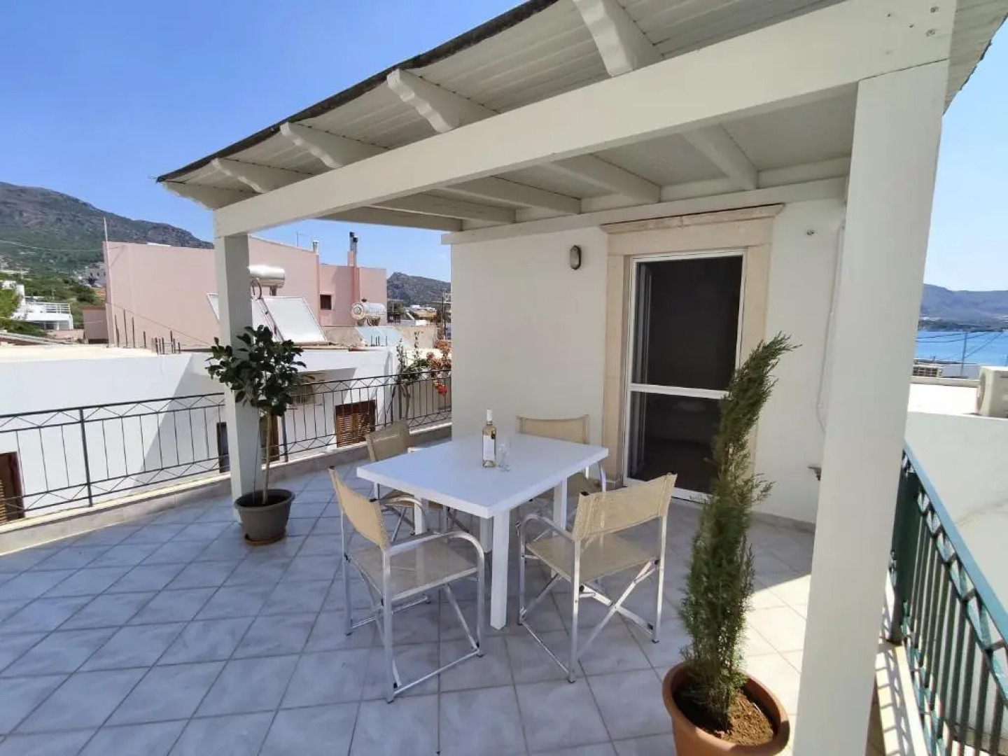 ANASSA HOME A Spacious Cretan House Next To The Sea, Family and Couple Friendly with Terrace in Makry Gialos & Ierapetra