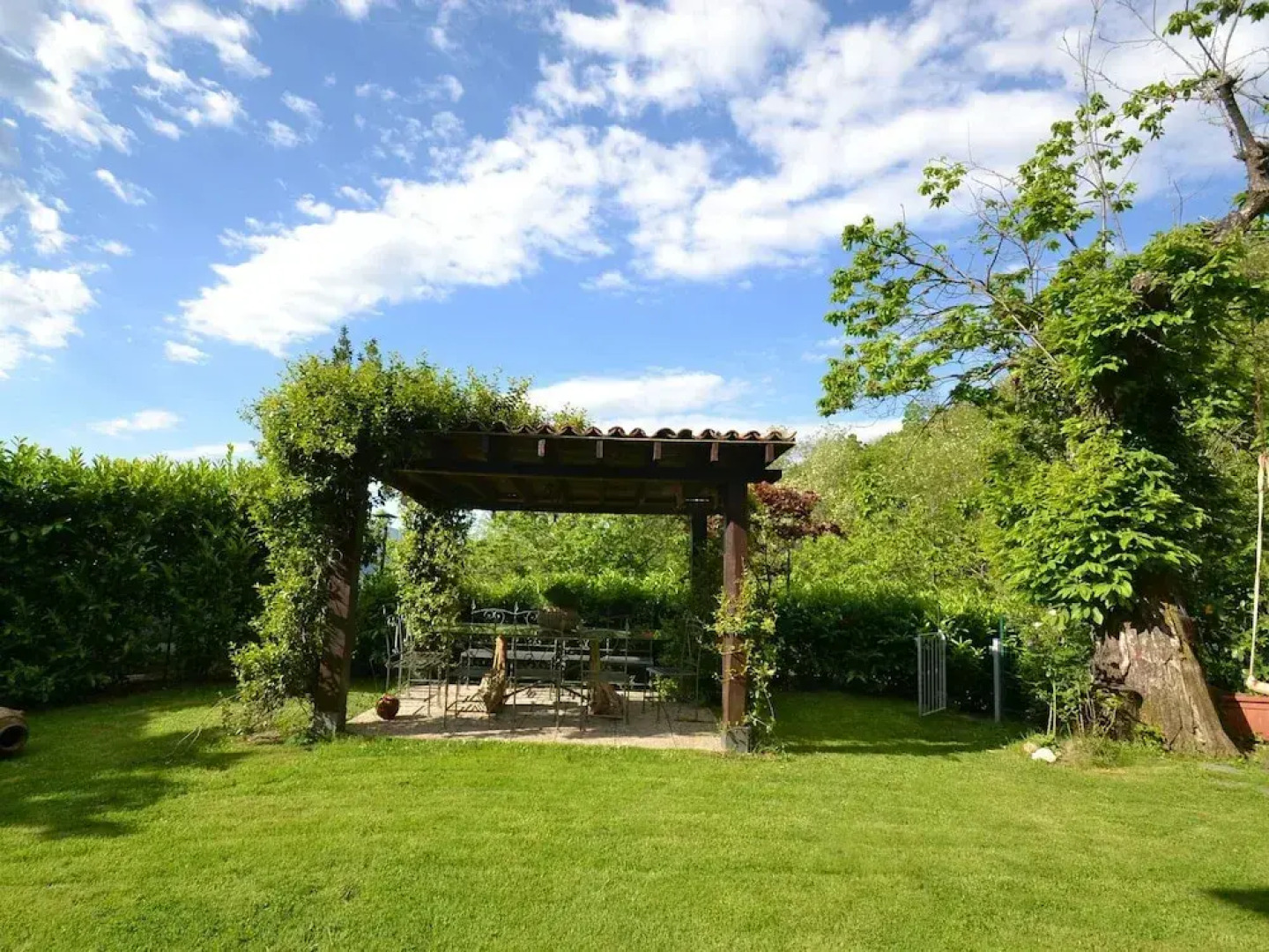 Lovely Farmhouse in Castiglione di Garfagnana with Hot Tub