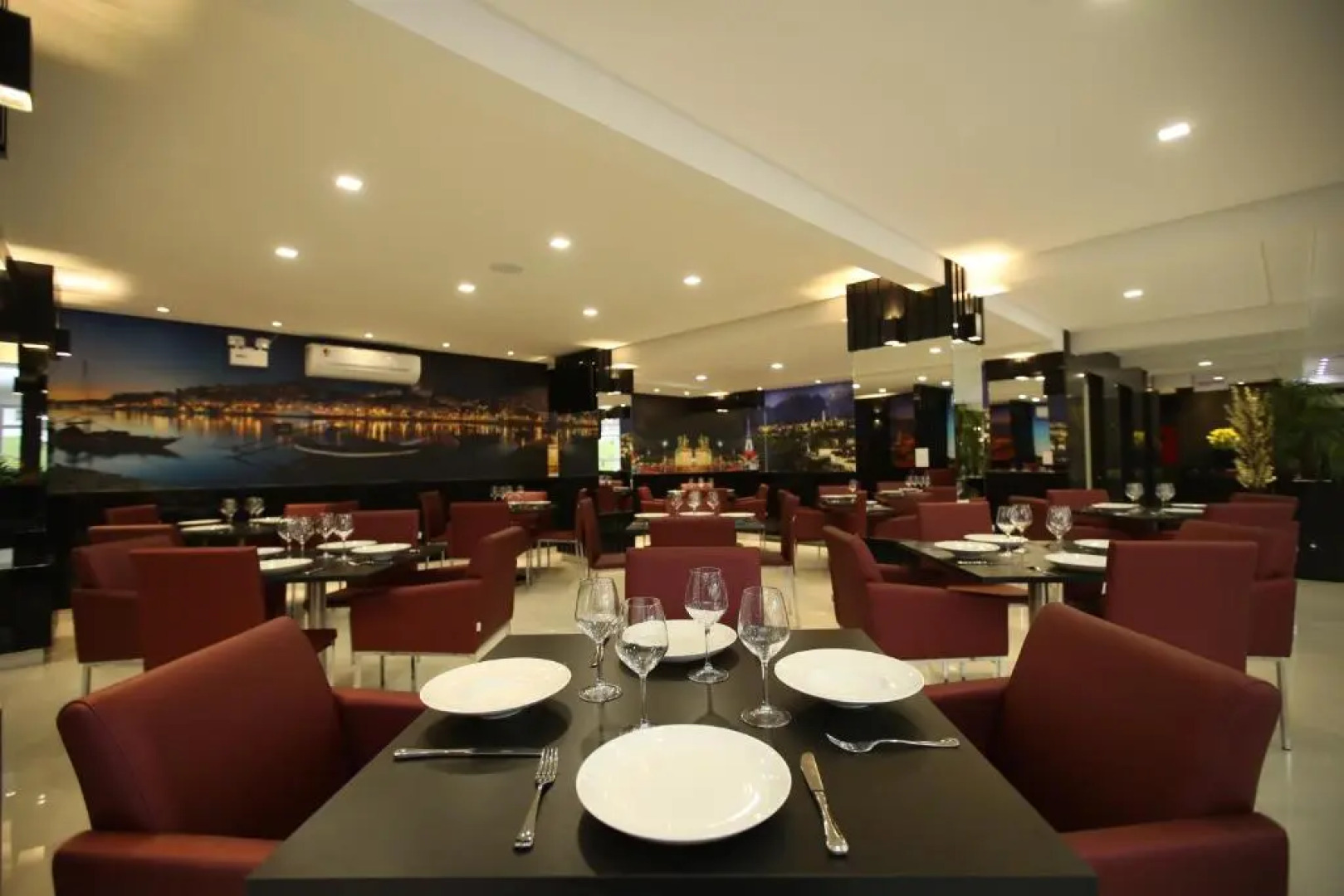 Holiday & Business Hotel - Ao lado do Centro de Eventos e Arena Conda