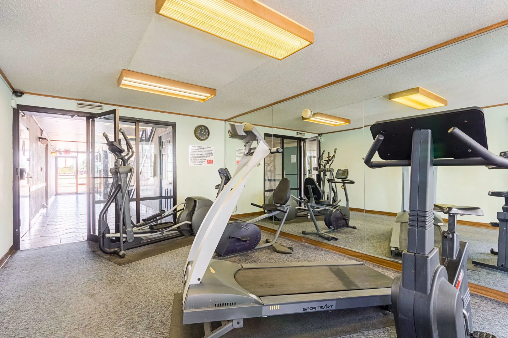 Econo Lodge Inn & Suites