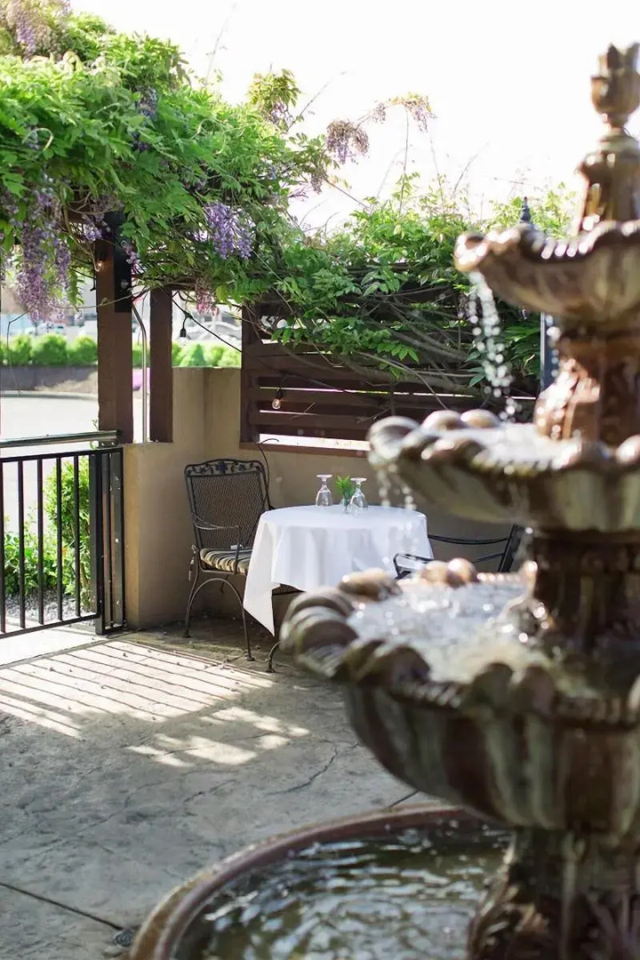 Rogue Regency Inn and Suites