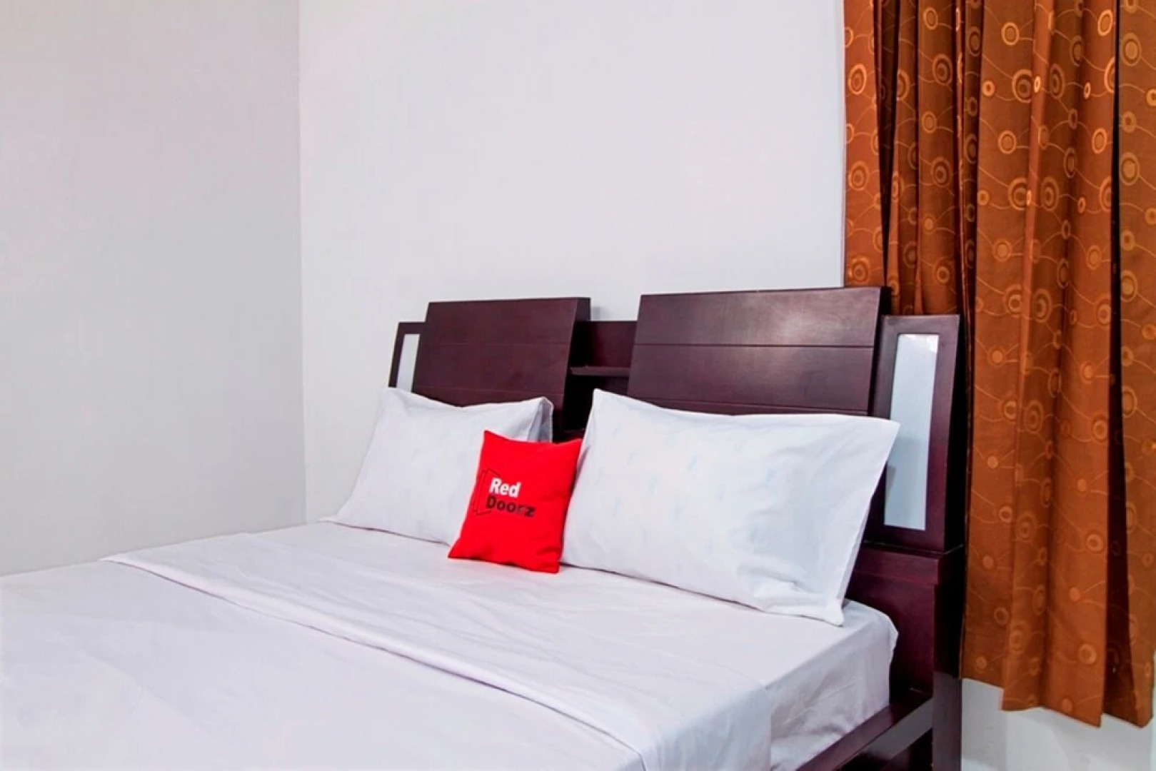 RedDoorz Plus Near ITC Fatmawati