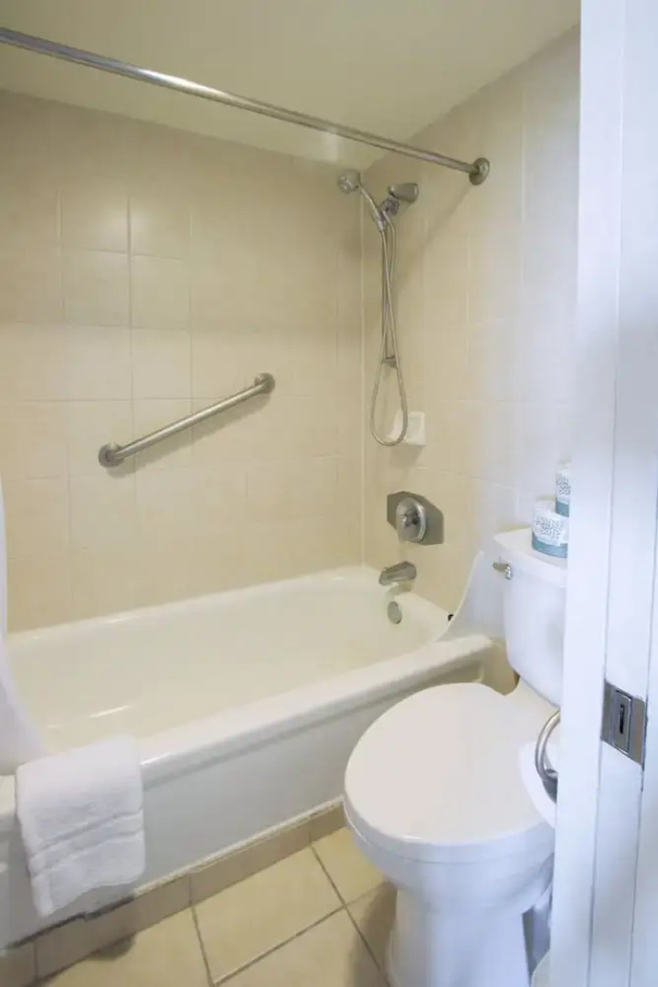 Waikiki Banyan - Pool View Tower 1 Suite 707