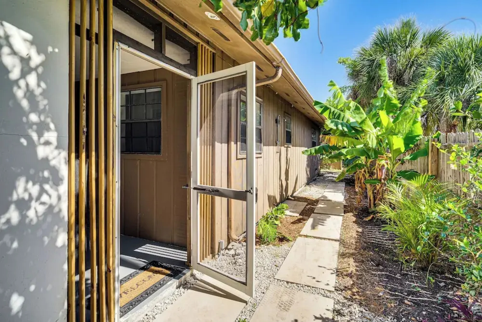 Walk to Beach & Eats: Modern Indialantic Apt
