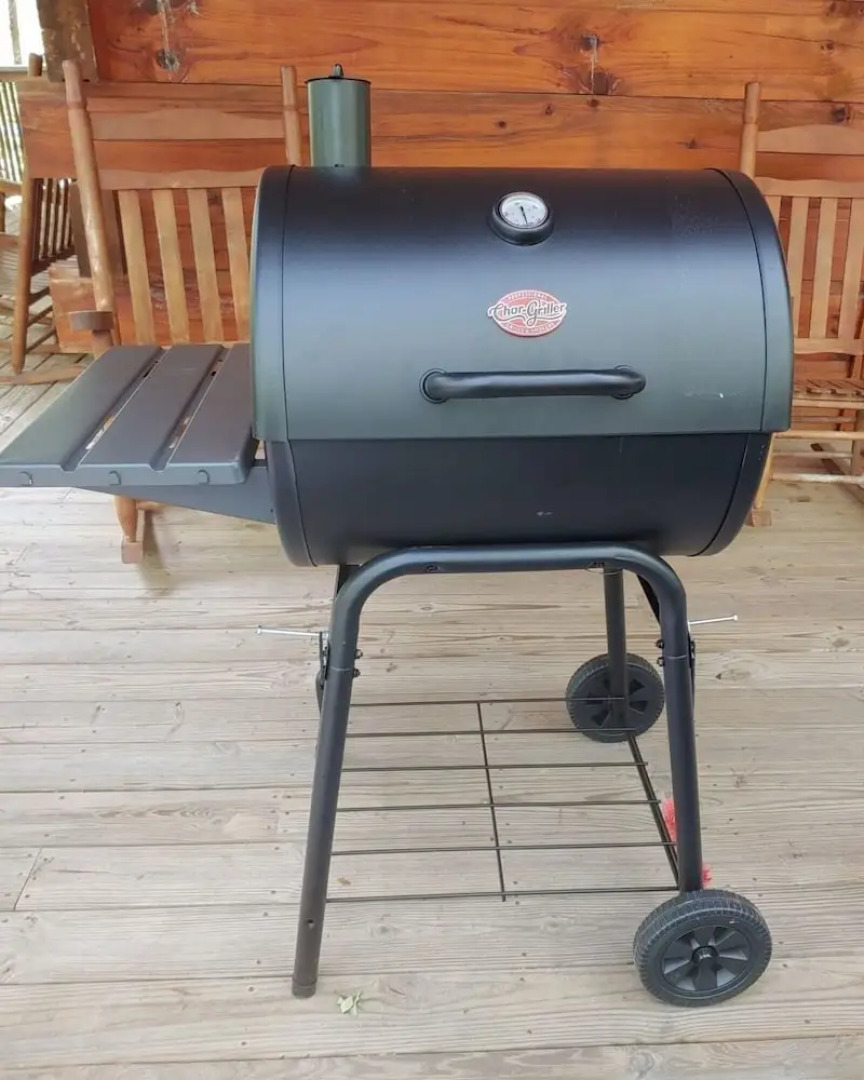 Romantic, pet friendly cabin with private hot tub, washer/dryer and full kitchen Studio Cabin by RedAwning