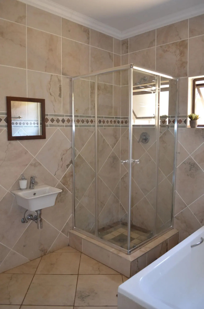 Manor Hills Guest Lodge