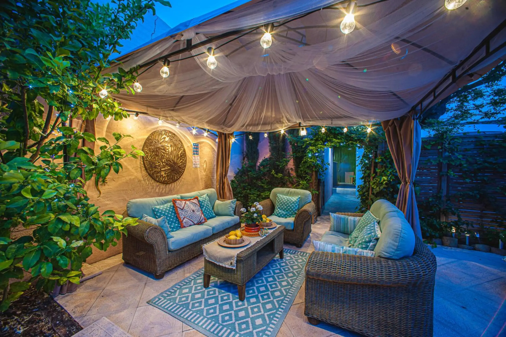 Self Catering Garden Apartment with a Private Garden and Shared Pool