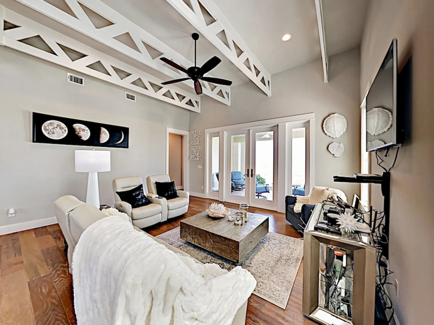 Luxe Waterfront - 3 Br Home