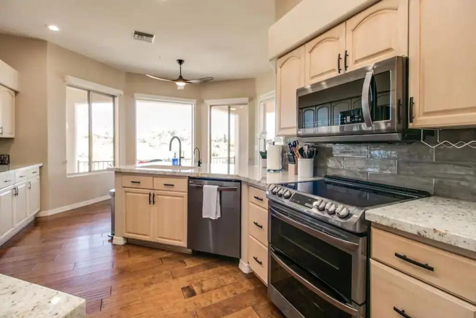 Fabulous 4-Bdrm WBreathtaking Views & Pool