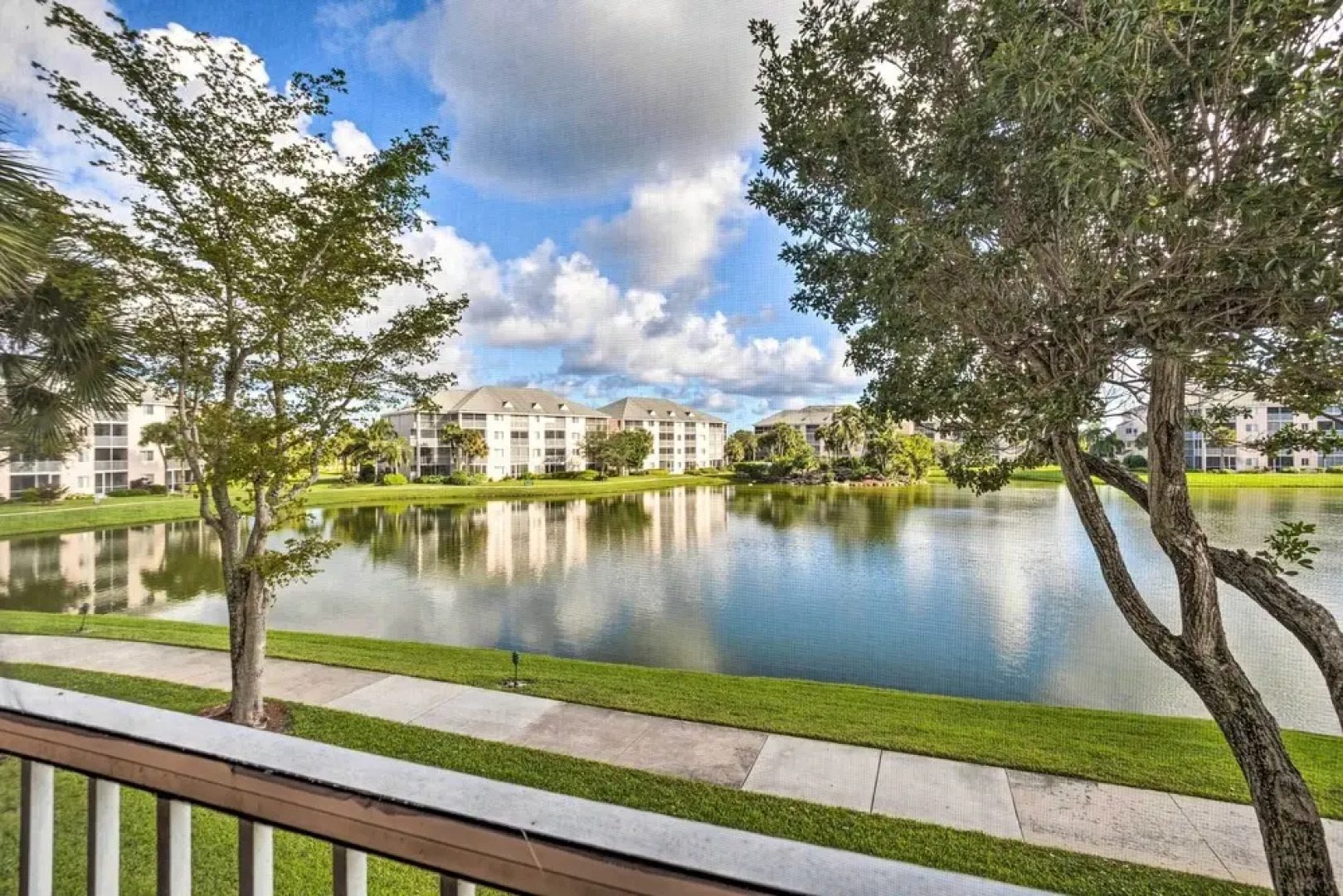 Jupiter Bay Condo w/ Pool < Half Mile to Beach!