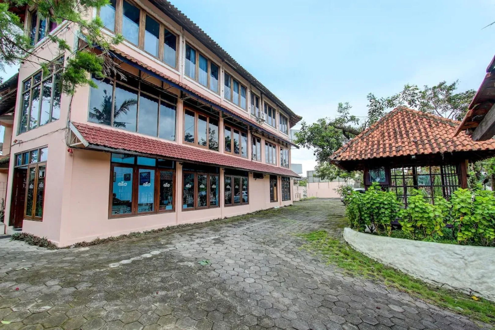 OYO 92329 Sewu Mas Hotel