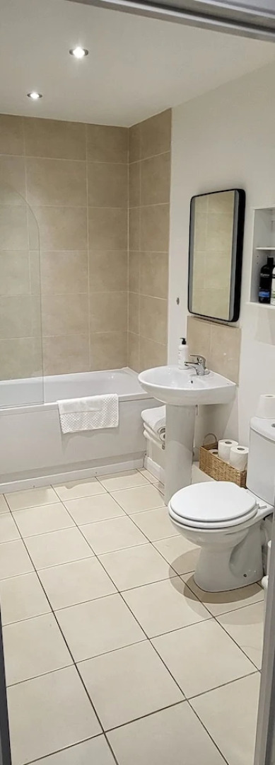 4 Bedroom Home Tameside, Grt Manchester Sleeps 7