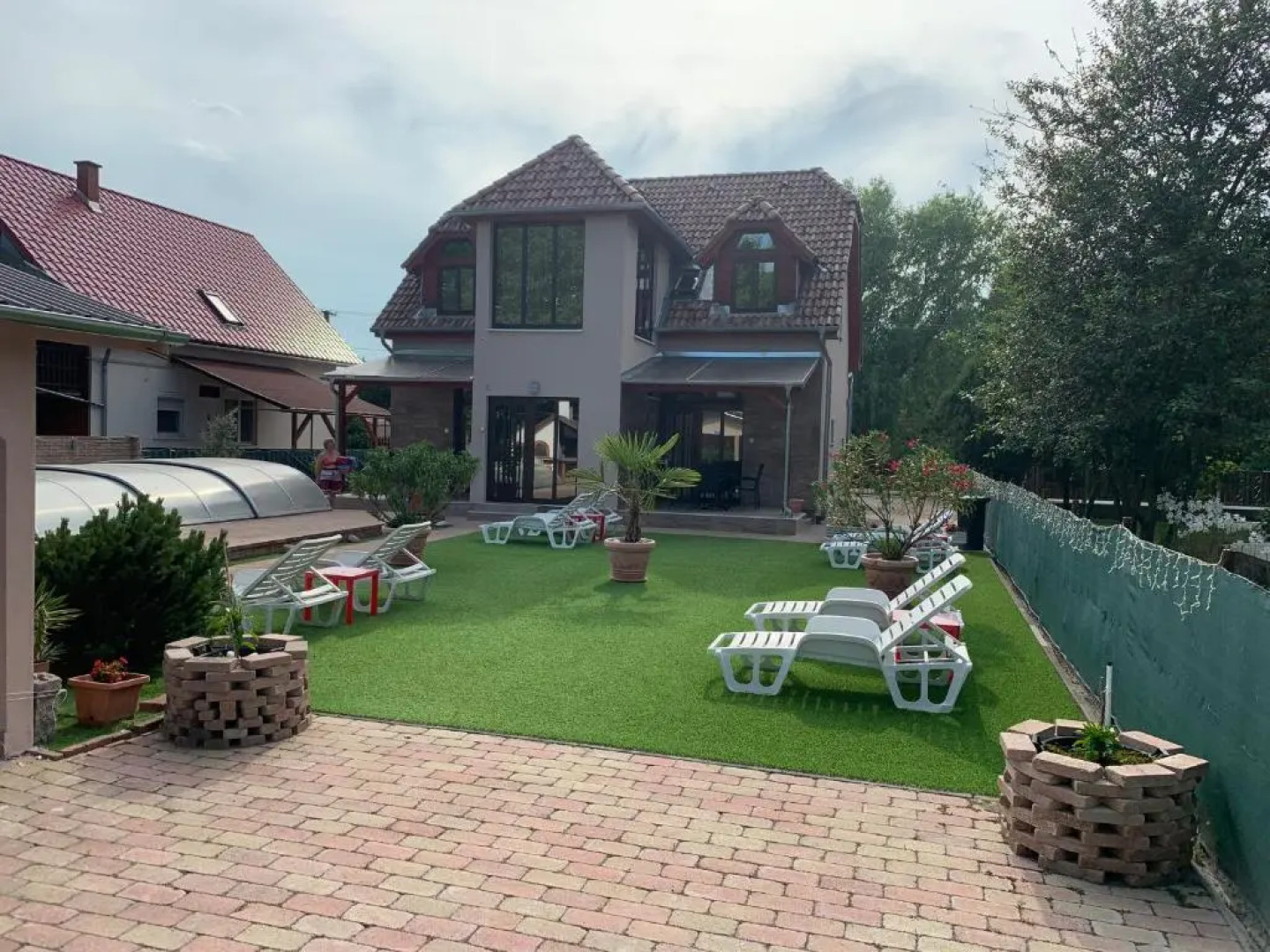 Mediterán Fedett Medencés Apartmanház