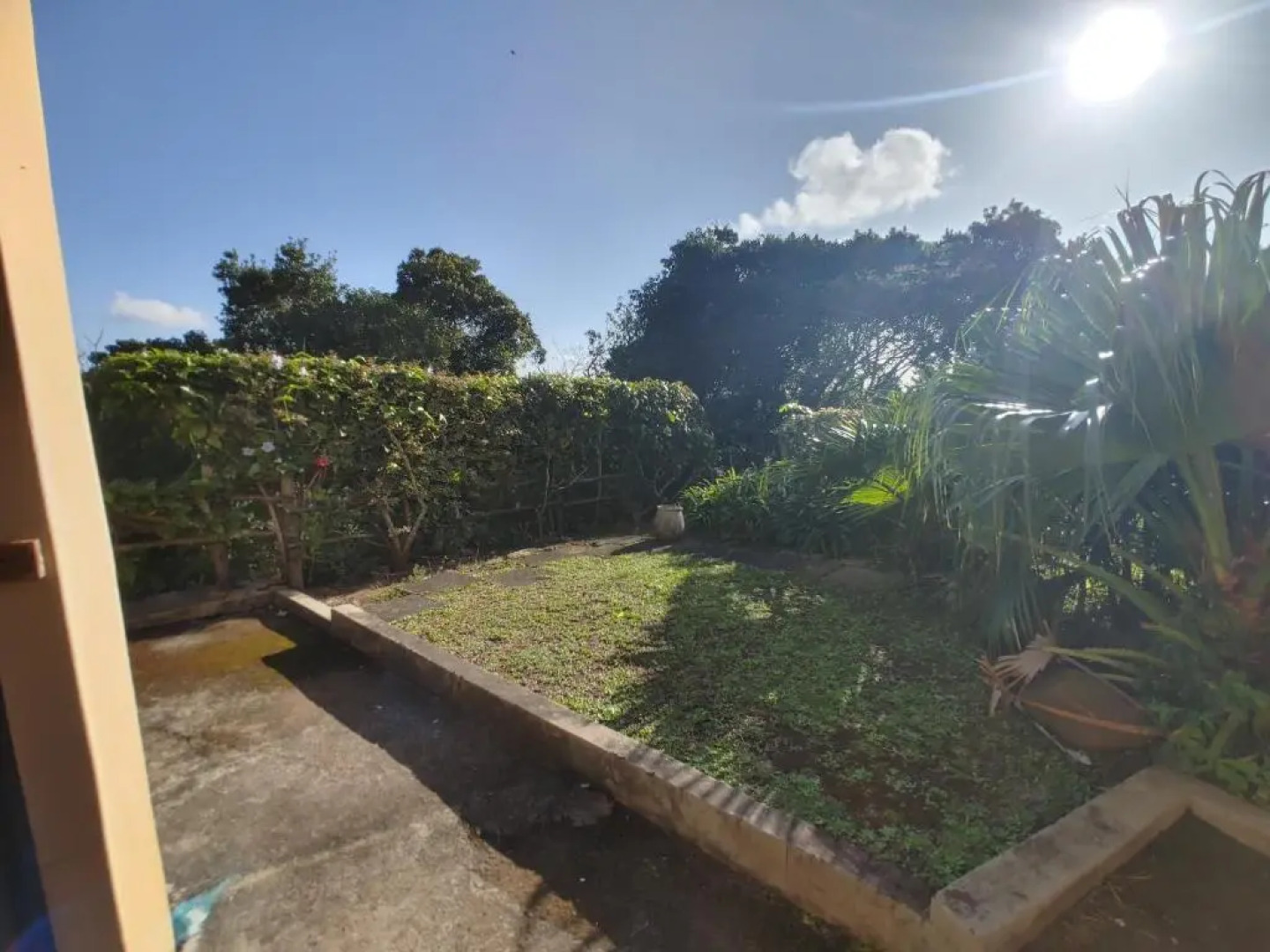 Cozy beach cottage with communal pool