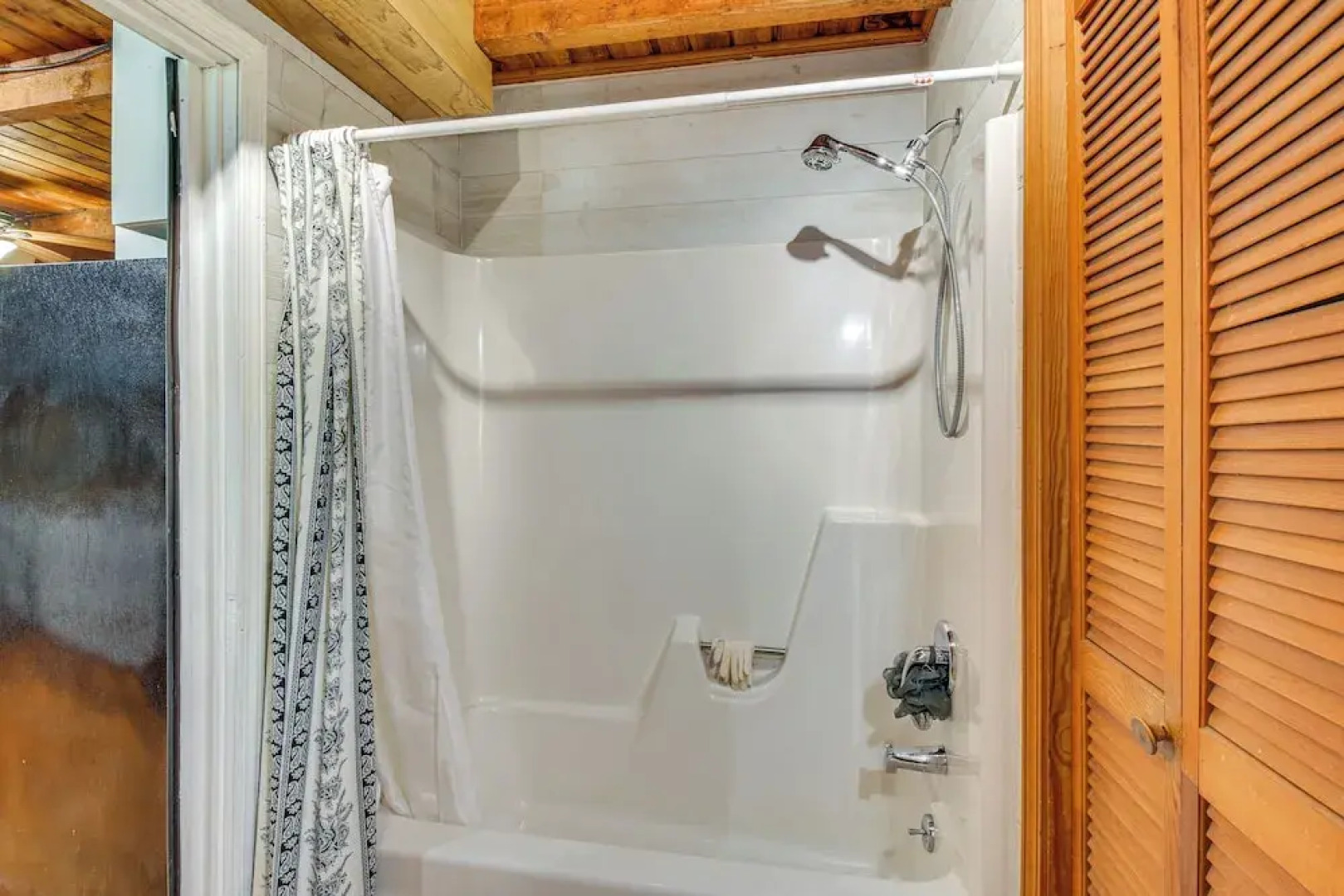 Pet-friendly Lavonia Cabin, Walk to Lake Hartwell!