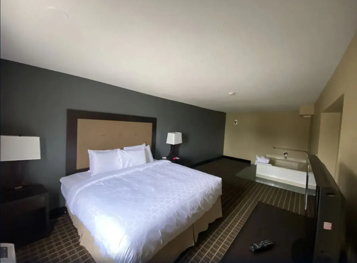 Days Inn & Suites by Wyndham Norton Shores/Muskegon