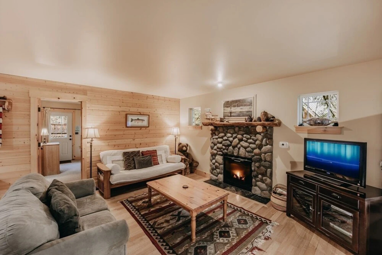 95gs - Hot Tub - Wifi - Pets Ok - Sleeps 4 2 Bedroom Home by RedAwning