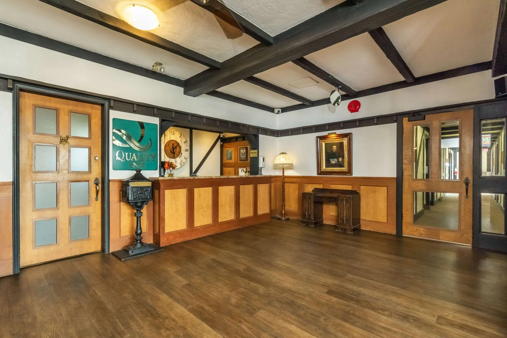 Quality Inn Waddling Dog