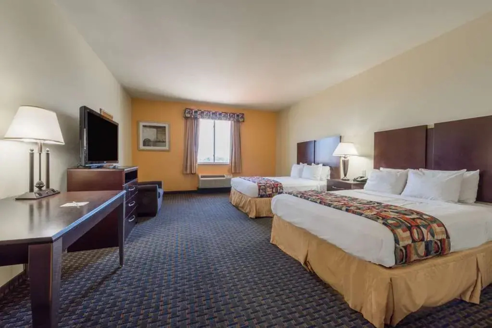 Days Inn & Suites Cleburne TX