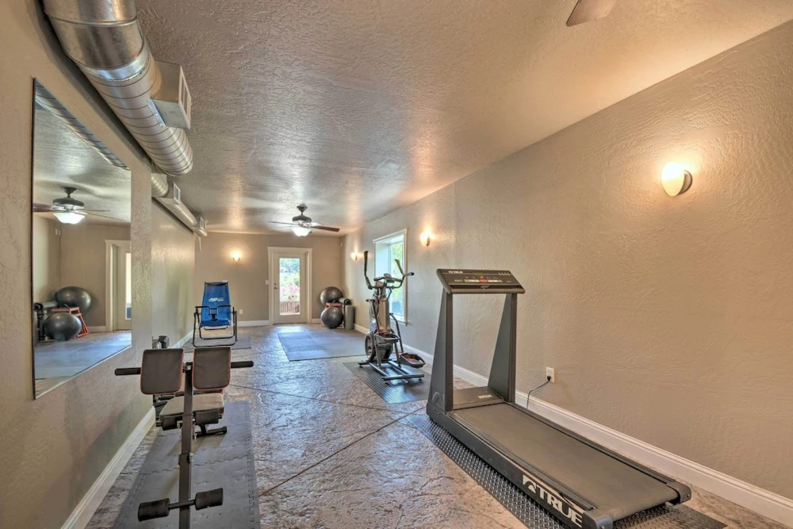 Luxe Getaway w/ Riverfront Views in Grants Pass!