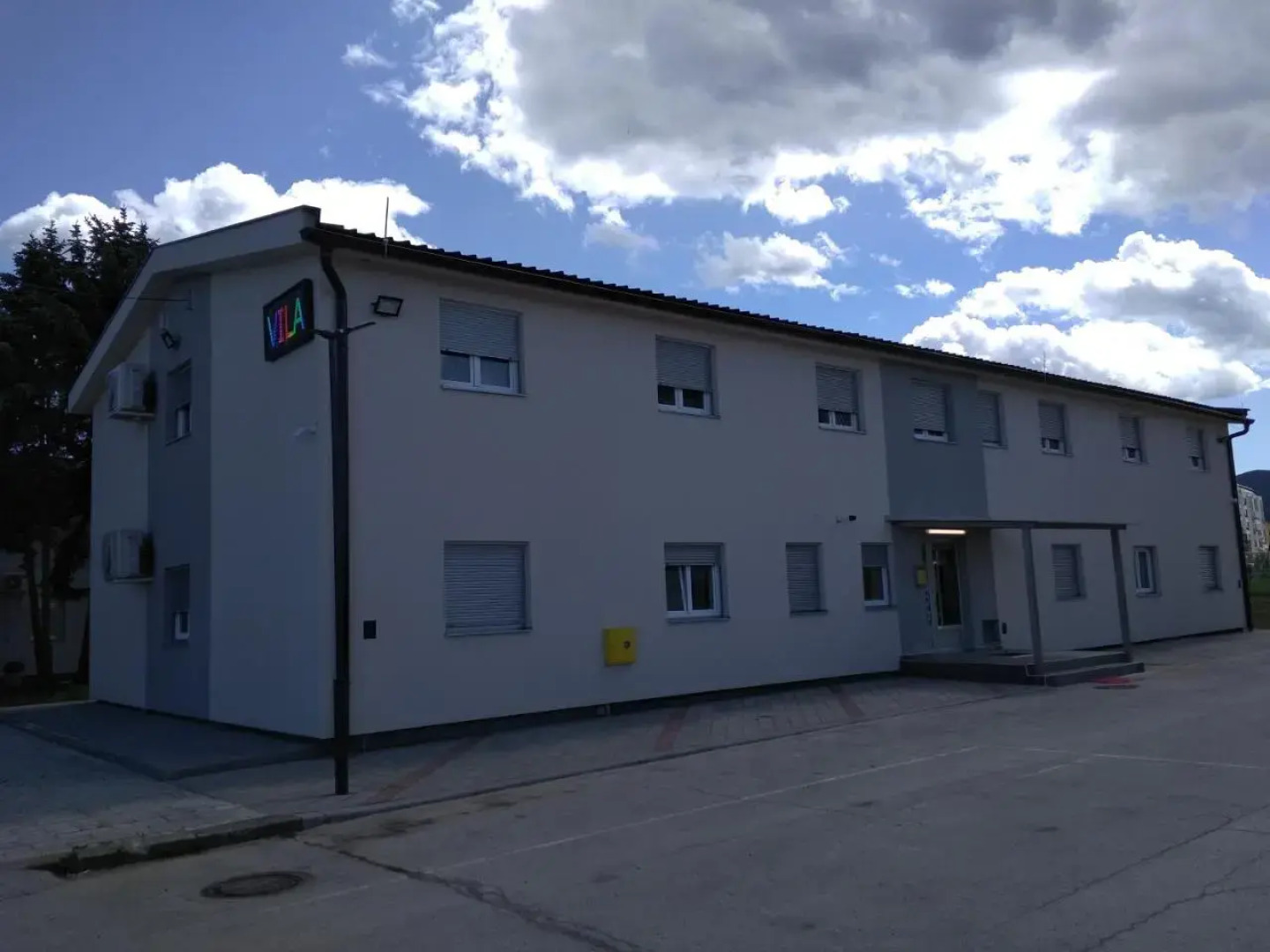 Plavi restoran, Loznica