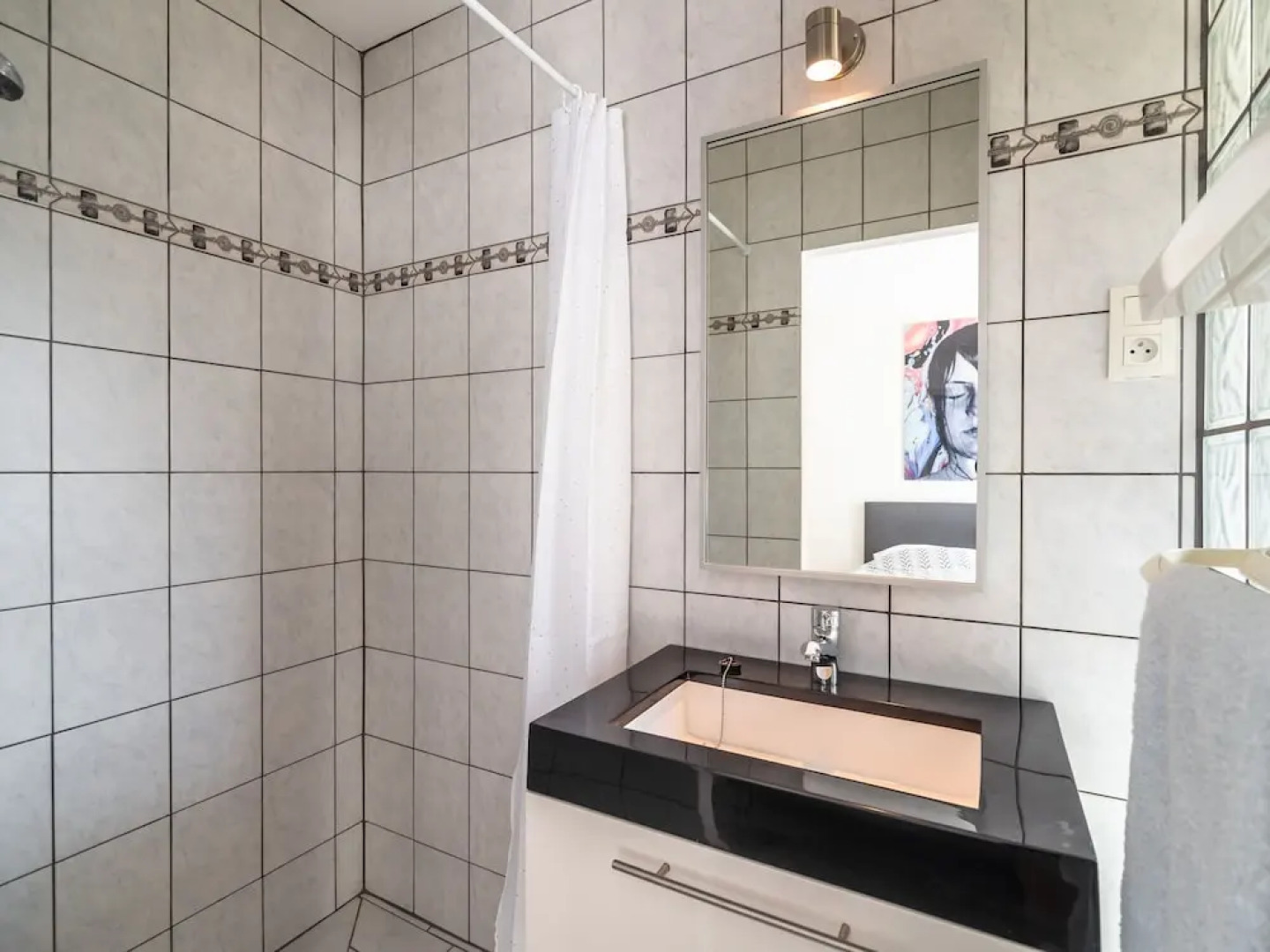 Lavish Villa in Pouzols-Minervois with Jacuzzi