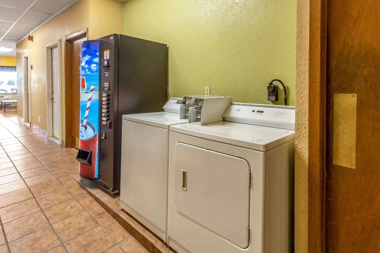 Econo Lodge Inn & Suites Newton