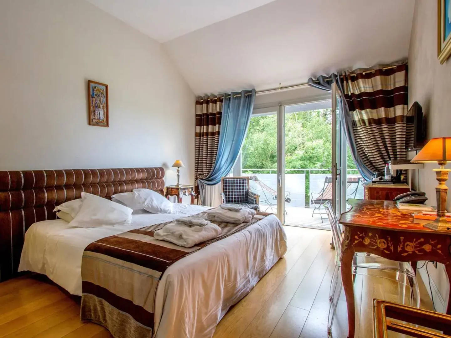 Lhostellerie de la Pomarède et le Presbytère