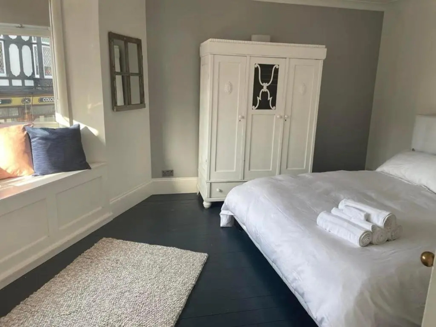 The Clock Tower Apartment - Large, Modern, 2 bed apartment, Southsea with Free parking - sleeps 4