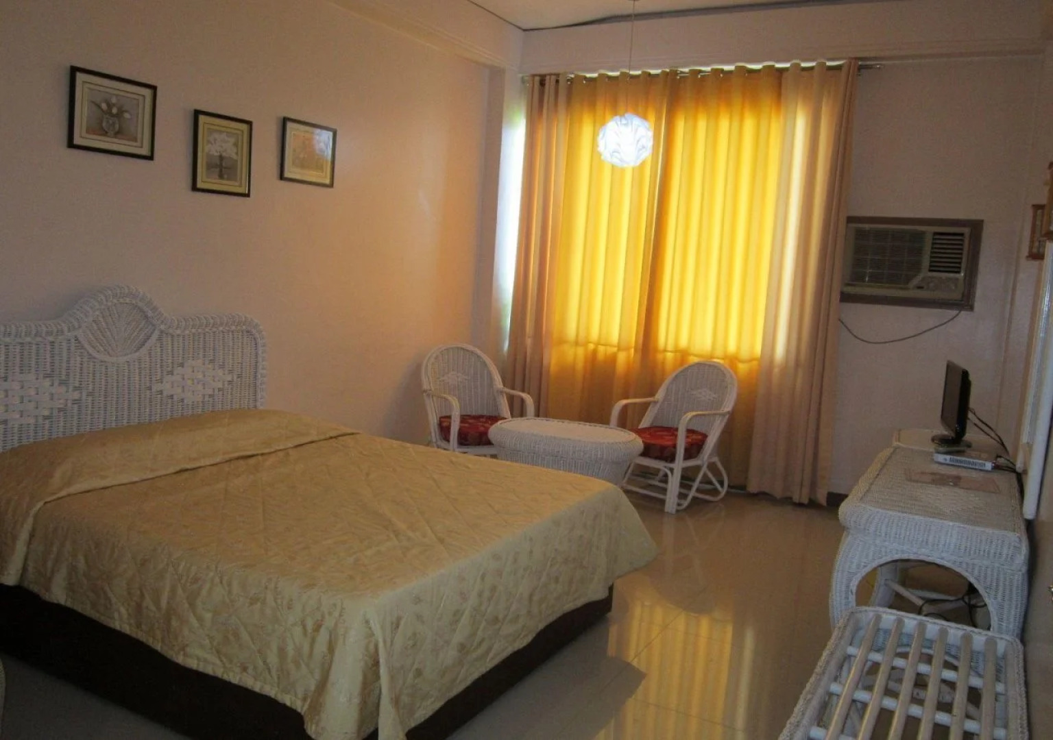 Harbor Lights Hotel and Restaurant