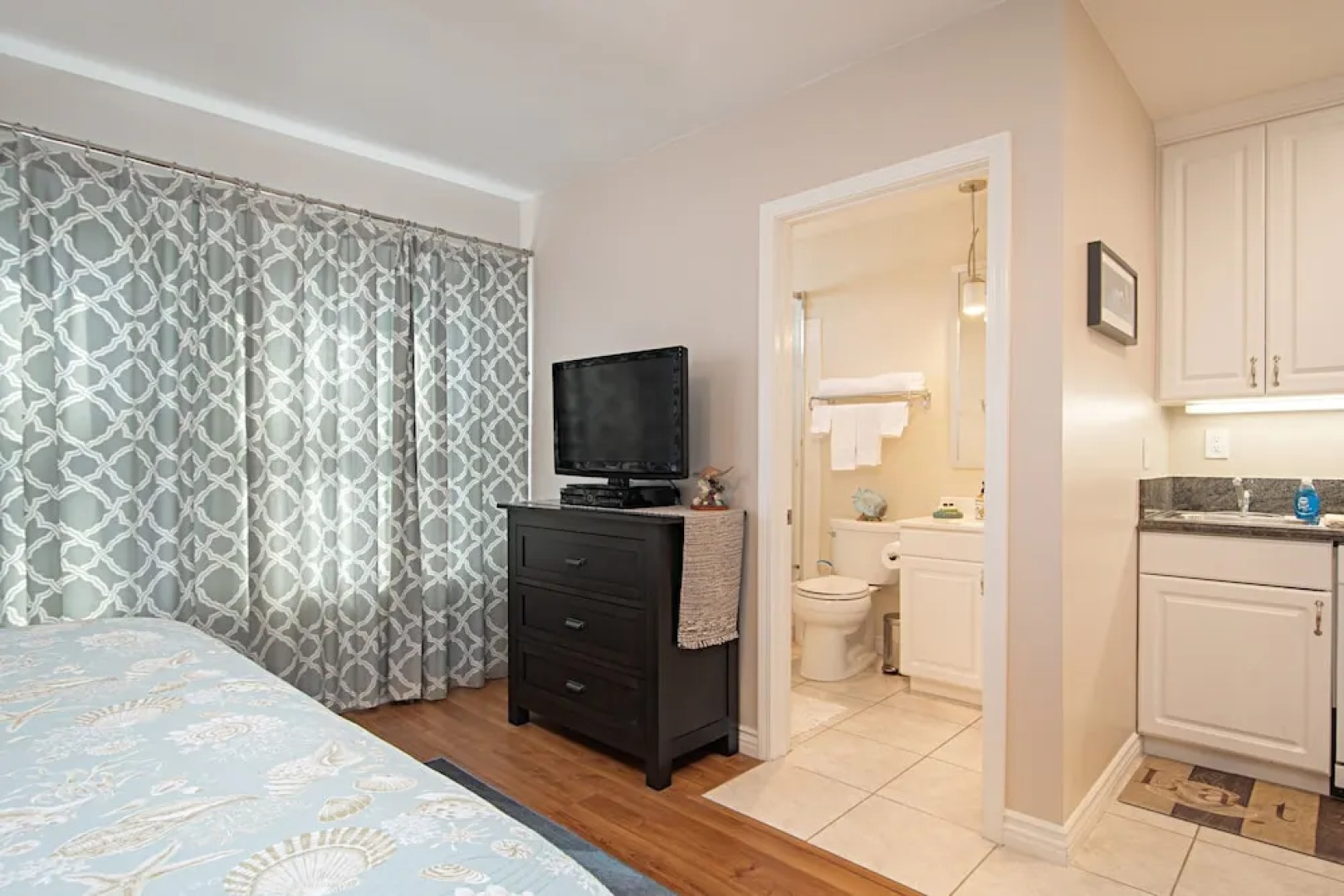 Huntington Beach Studio Blocks to the Beach and Downtown apts